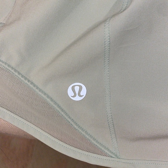 Lululemon! Mint Hotty Hot Low-Rise 2.5 Length Size 8 - Picture 4 of 4